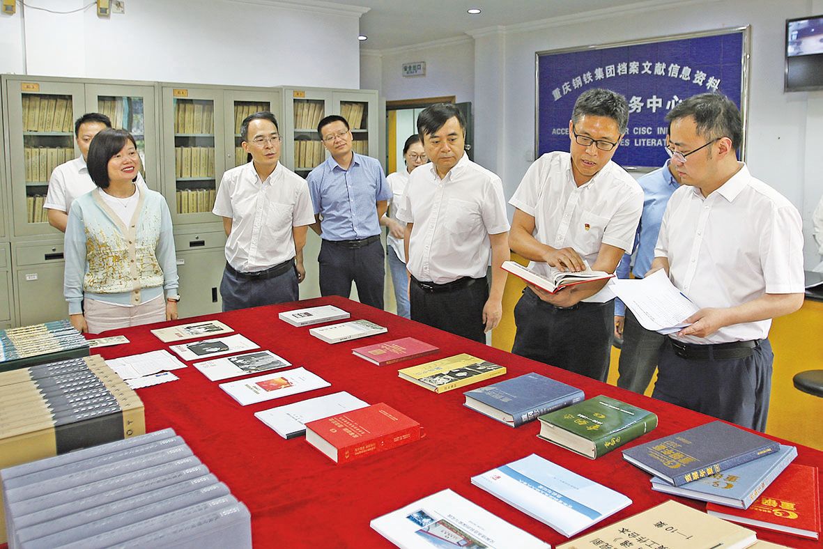 头条：5月30日，市委办公厅副主任、市档案局局长李维率队来到老哥俱乐部集团档案馆调研。记者 沙凌云 摄ffb9e708 De60 43a8 8031 7f927415c298